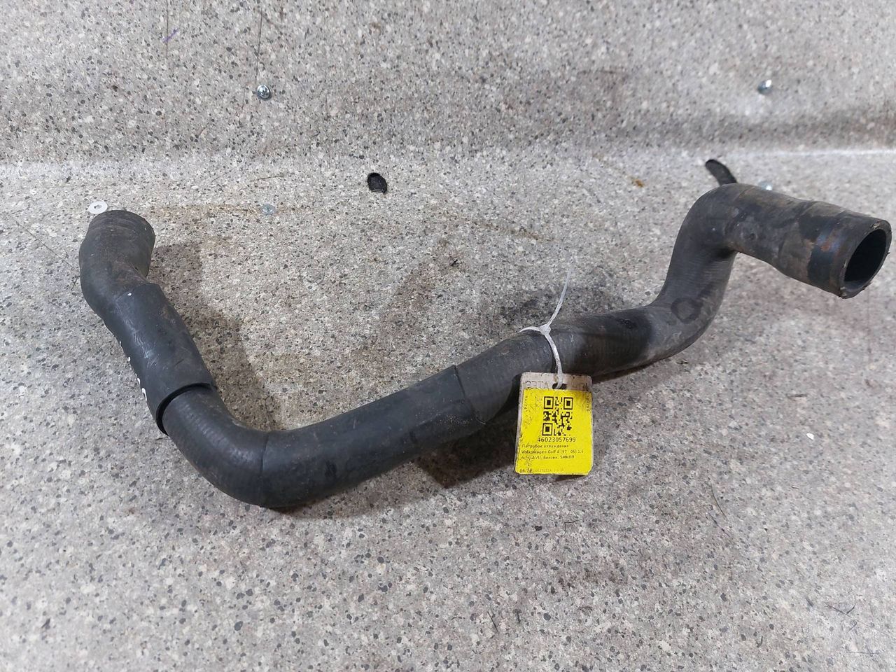 патрубок радиатора Volkswagen Golf 4 поколение (1997 - 2006), 1.6 л., i, AVU, бензин, 5МКПП, 1J0121051AL - фото №1