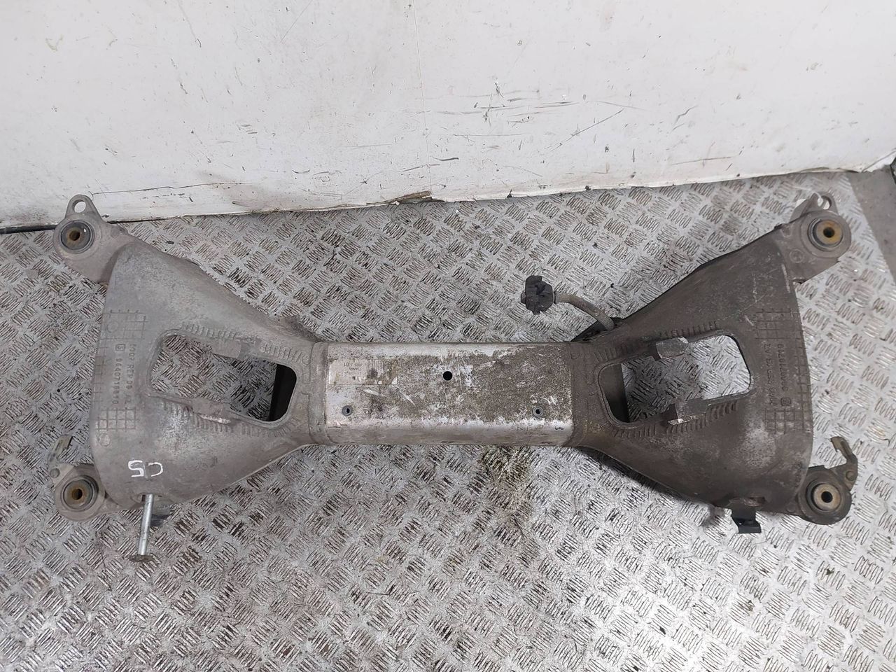 балка подвески задняя Citroen C5 2 поколение (2008 - 2017), 2.0 л., HDi, дизель, 9640718710, 9640718610 - фото №1