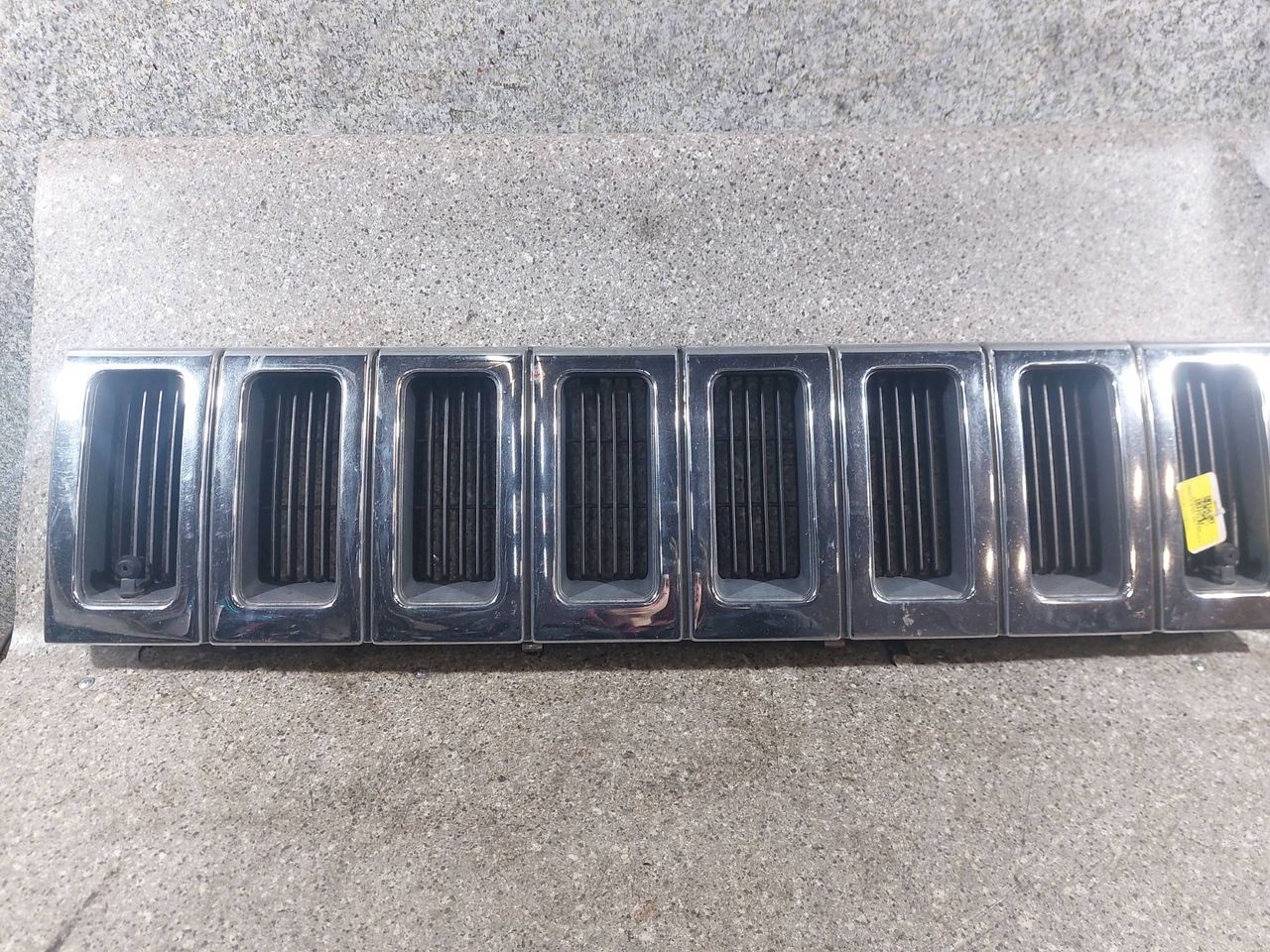 решетка радиатора Jeep Grand Cherokee ZJ (1992 - 1996), 55054889, 55054890 - фото №1