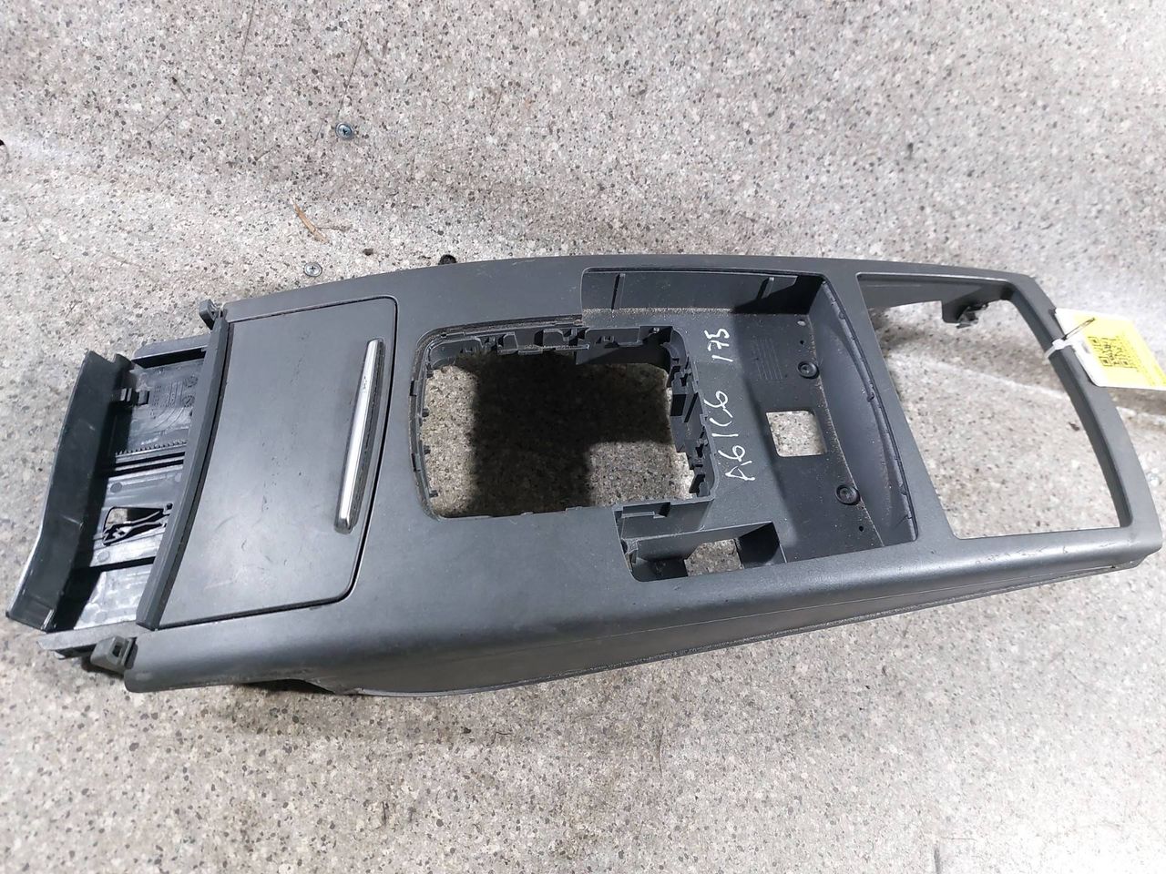 консоль салона Audi A6 4F/C6 (2004 - 2008), 4F1864261H, 4F1857951A - фото №1