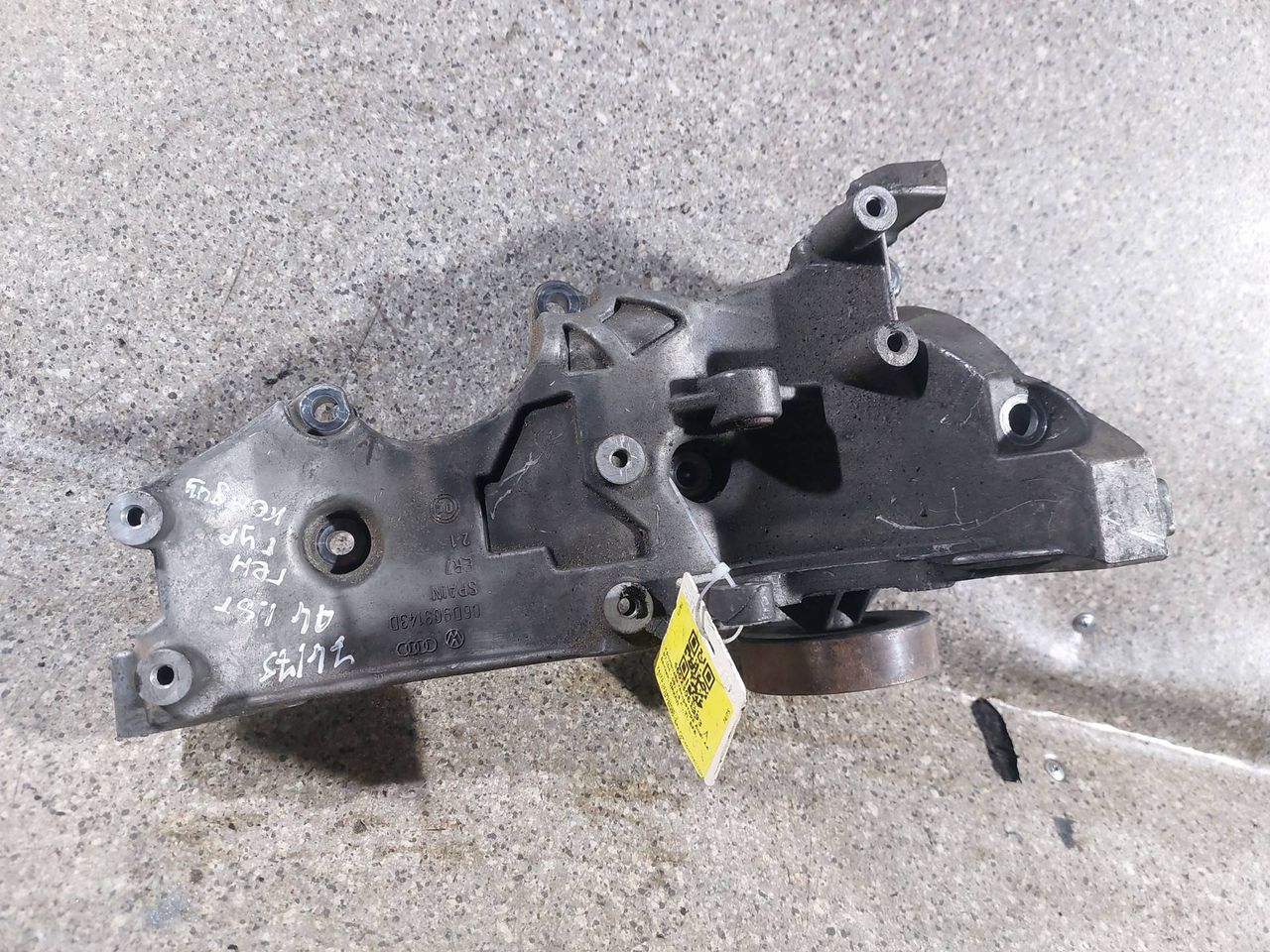 кронштейн генератора Audi A4 B7 (2004 - 2009), 1.8 л., Ti, BFB, бензин, 5МКПП, передний привод, 06D903143D - фото №1