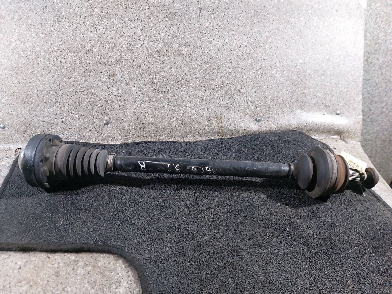полуось задняя (приводной вал, ШРУС) Audi A6 4F/C6 (2004 - 2008), 3.2 л., бензин, АКПП, седан, полный привод, 4F0501203B - фото №1