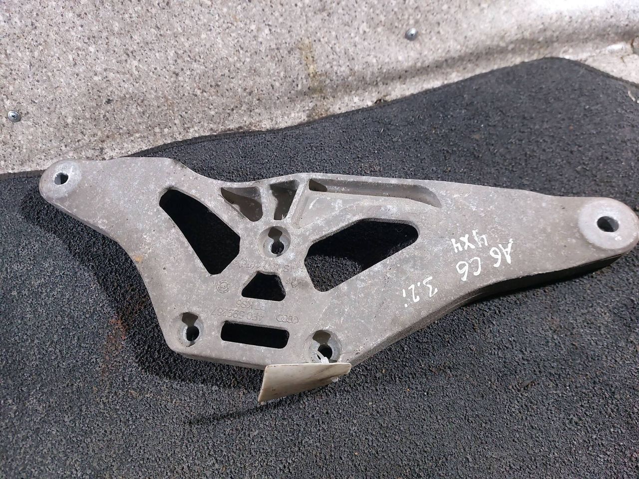 кронштейн редуктора Audi A6 4F/C6 (2004 - 2008), 3.2 л., дизель, АКПП, седан, полный привод, 4F0599287 - фото №1