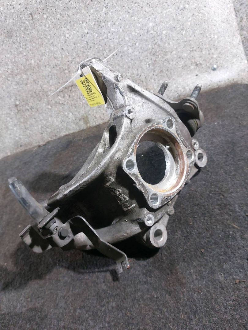 кулак поворотный левый Volkswagen Passat B6 (2005 - 2010), 2.0 л., TDi, дизель, 3C0407257G - фото №1