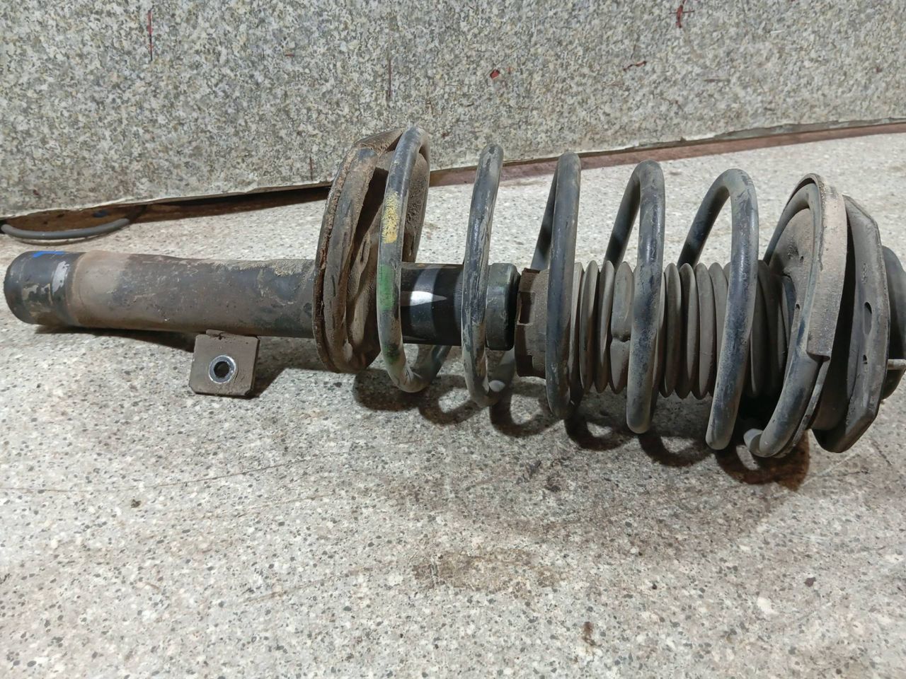 стойка передняя левая Citroen ZX 1 поколение (1991 - 1997), 1.9 л., D, DJY (XUD9A), дизель, МКПП - фото №1