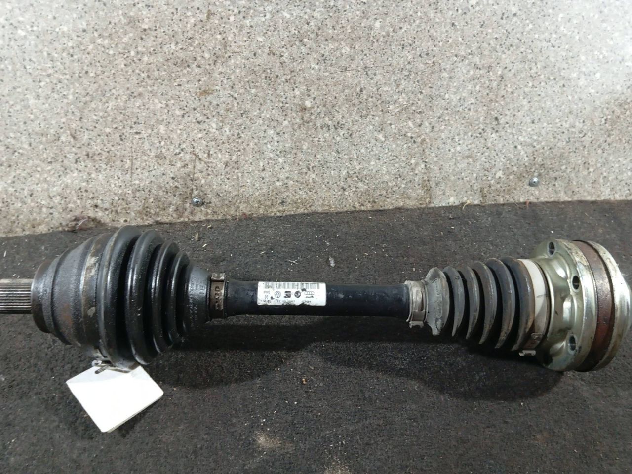 полуось передняя левая (приводной вал, ШРУС) Volkswagen Passat B6 (2005 - 2010), 2.0 л., TDi, 6МКПП - фото №1