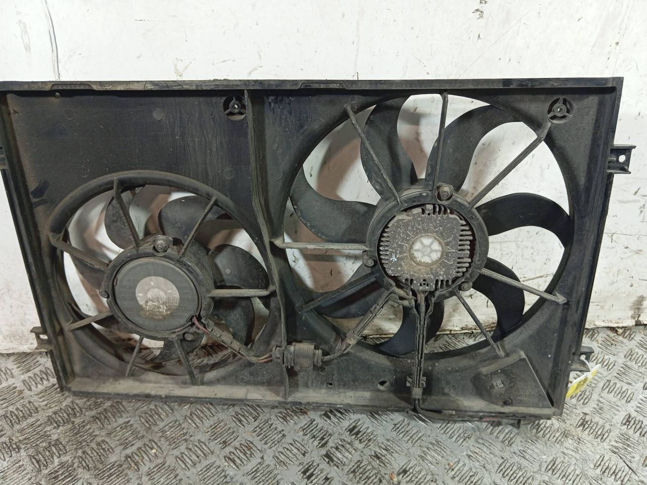 вентилятор радиатора Volkswagen Caddy 3 поколение (2004 - 2010), 1.9 л., TDi, дизель, 1K0121207T - фото №1