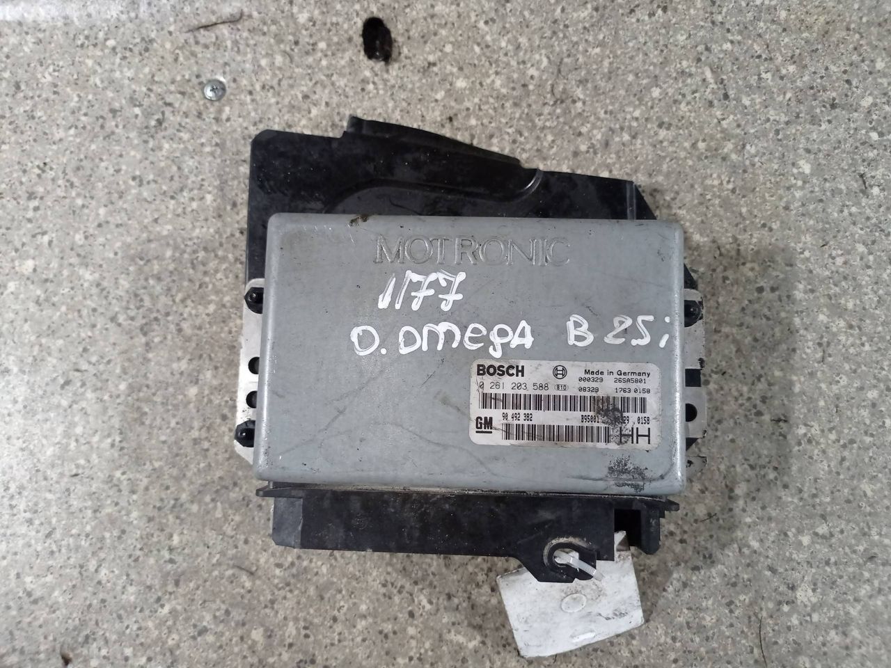 блок управления двигателем Opel Omega B (1994 - 1999), 2.5 л., i, X 25 XE, бензин, 5МКПП, задний привод, 0261203588, 90492382 - фото №1