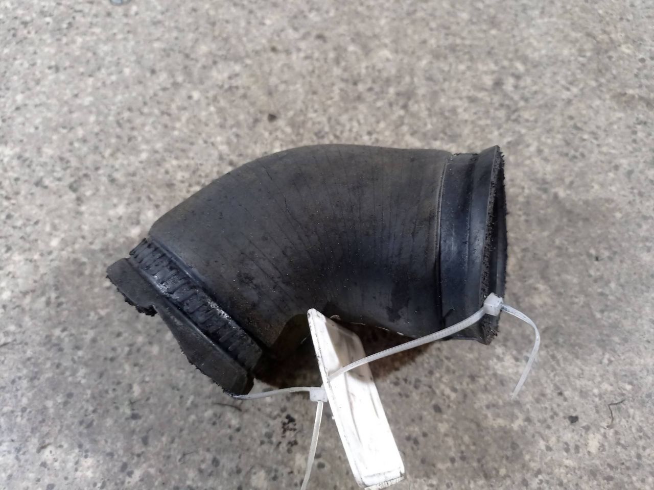 патрубок интеркулера Volvo S80 1 поколение 1999, 2.5 л., TDi, D 5252 T, дизель, АКПП, передний привод - фото №1