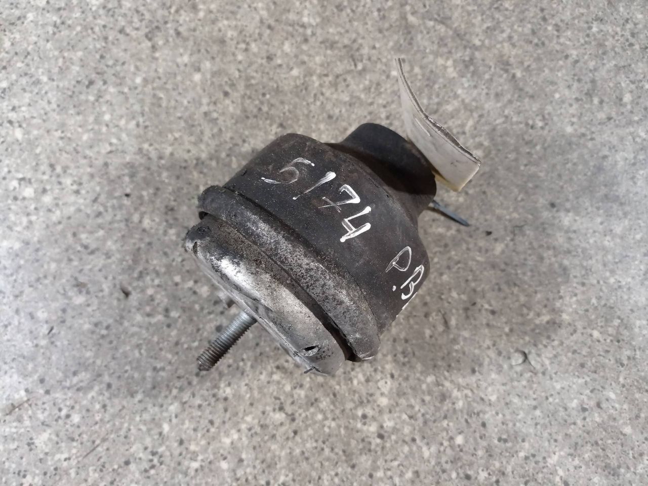 подушка крепления двигателя Volkswagen Passat B5 (1996 - 2001), 2.3 л., i, AGZ, бензин, АКПП, 8D0199379S - фото №1