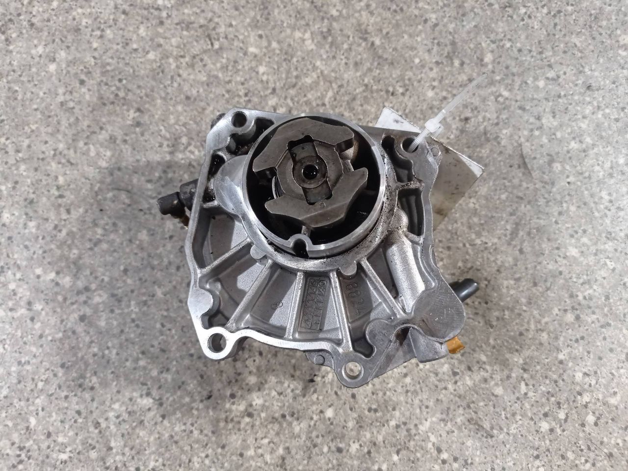 насос вакуумный Opel Insignia 1 поколение (A) (2008 - 2014), 2.0 л., CDTi, A 20 DTH, дизель, 6МКПП, передний привод, 55205446 - фото №1