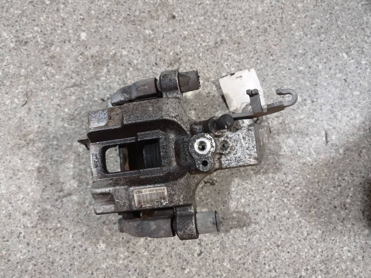 суппорт задний левый Peugeot 308 T9 (2013 - 2017), 1.2 л., Ti, МКПП, хетчбэк 5 дв., 113387-02593 - фото №1