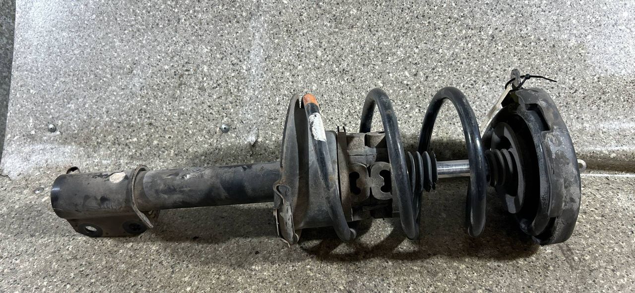 стойка передняя левая Renault Scenic 1 поколение (1996 - 1999), 1.6 л., i, бензин, 7700430760 - фото №1