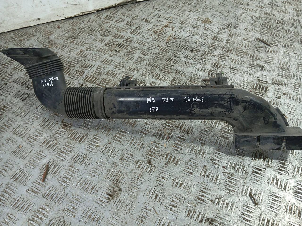 патрубок воздушного фильтра Mazda 3 BL (2008 - 2011), 1.6 л., дизель, седан, 8N61-9E635BC, 8N61-9E635AC - фото №1