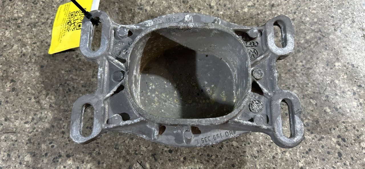 кронштейн двигателя Audi A6 4F/C6 (2004 - 2008), 3.2 л., бензин, АКПП, полный привод, 4B0199335L - фото №1