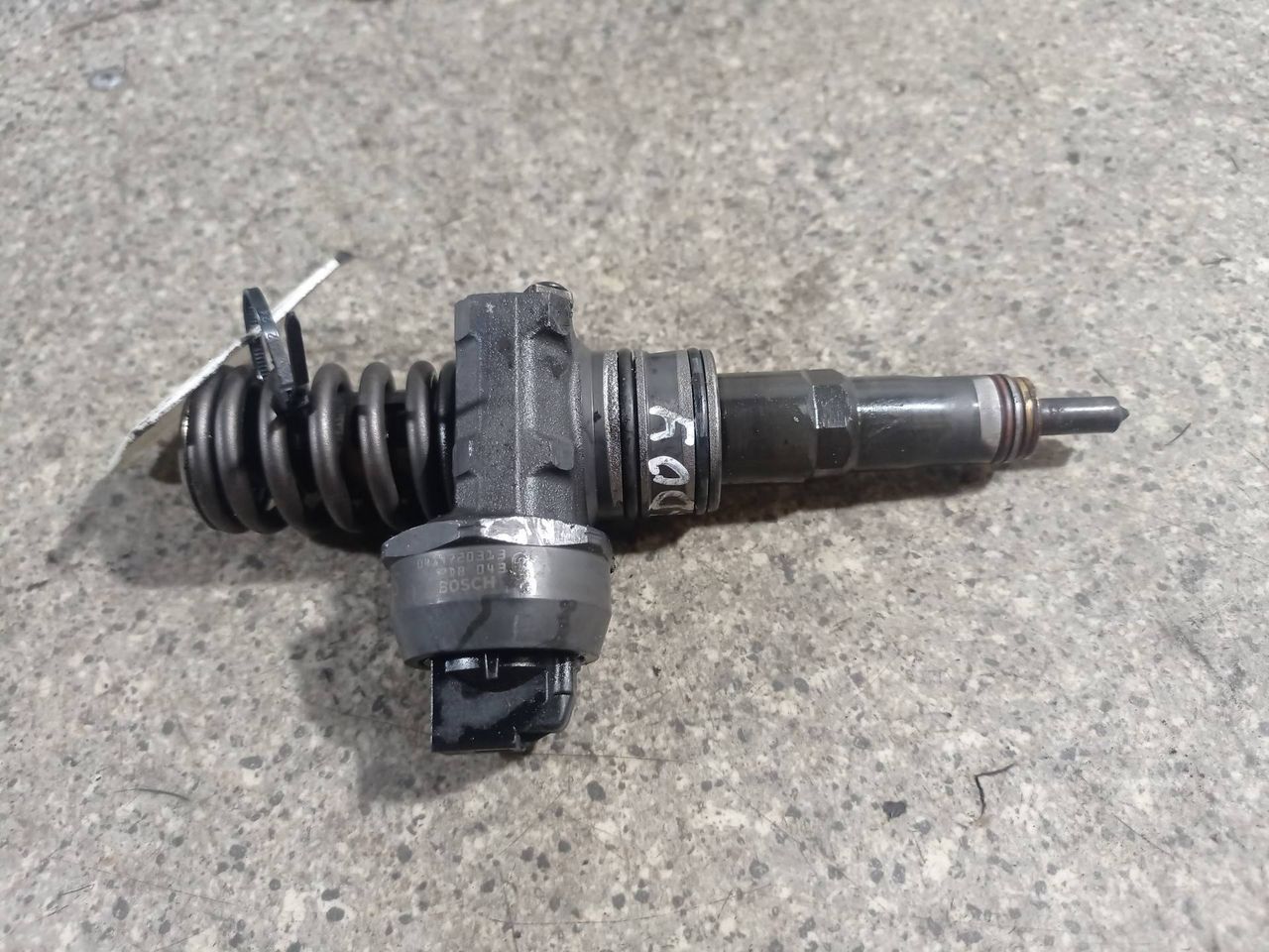 форсунка Volkswagen Caddy 3 поколение (2004 - 2010), 1.9 л., TDi, BLS, дизель, МКПП, 038130073BN, 0414720313 - фото №1