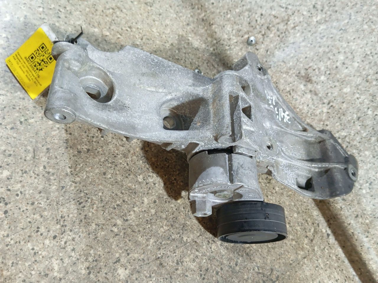 кронштейн генератора Renault Megane 2 поколение (2002 - 2006), 1.5 л., DCi, K9K 732, дизель, МКПП - фото №1