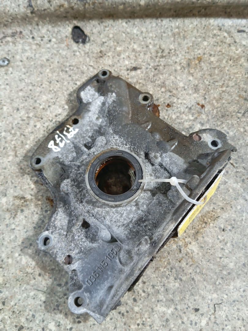 насос масляный Volkswagen Golf 4 поколение (1997 - 2006), 1.4 л., i, APE, бензин, 5МКПП, 036115105 - фото №1