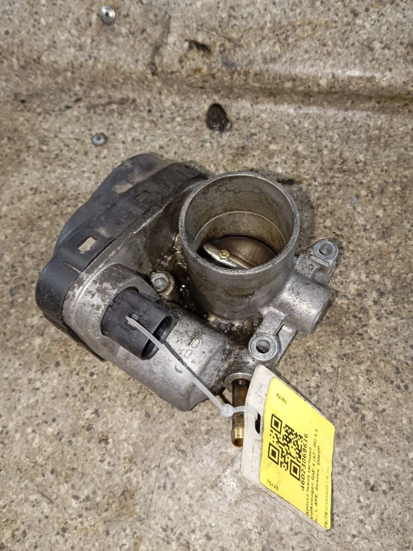 заслонка дроссельная Volkswagen Golf 4 поколение (1997 - 2006), 1.4 л., i, APE, бензин, 5МКПП, 036133062 - фото №1