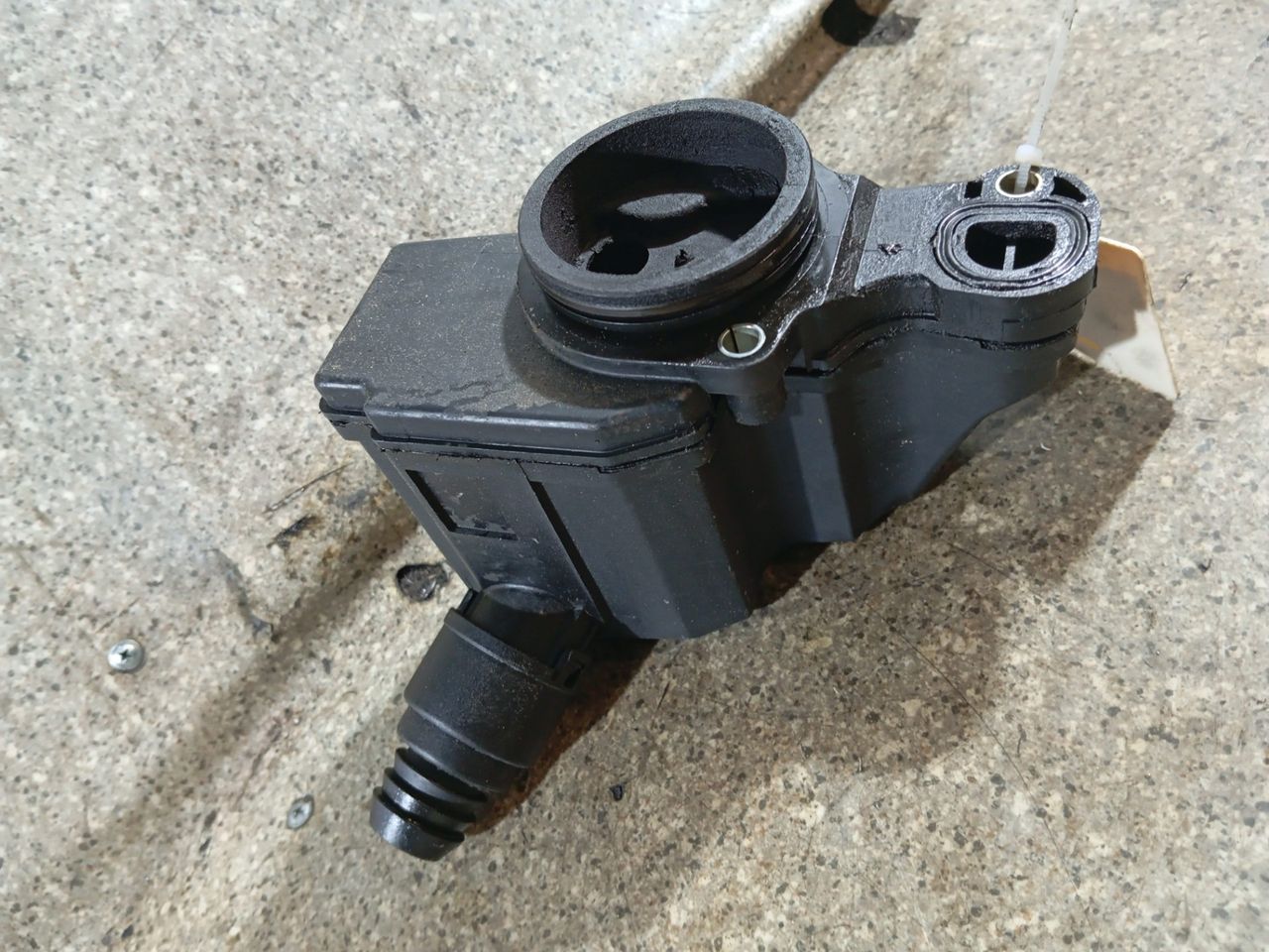 маслоотделитель (сапун) Volkswagen Golf 4 поколение (1997 - 2006), 1.4 л., i, APE, бензин, 5МКПП, 036103464G - фото №1