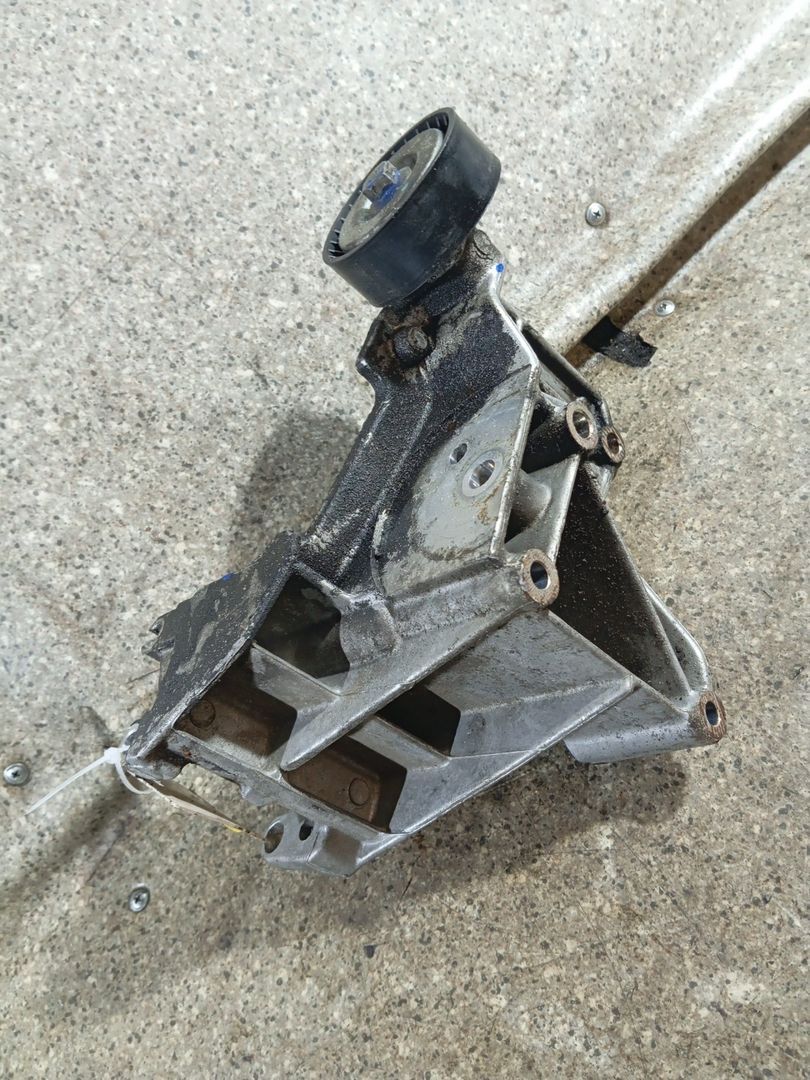 кронштейн генератора Peugeot 607 1 поколение (2000 - 2004), 2.2 л., HDi, 4HX (DW12TED4/FAP), дизель, 5МКПП, 9643834880, 96348179 - фото №1