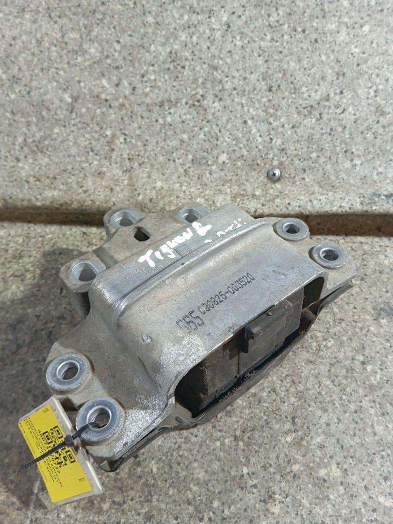 подушка крепления двигателя Volkswagen Tiguan 1 поколение (2007 - 2011), 2.0 л., TDi, CBAB, дизель, АКПП, 3C0199555S, 090825-003520 - фото №1