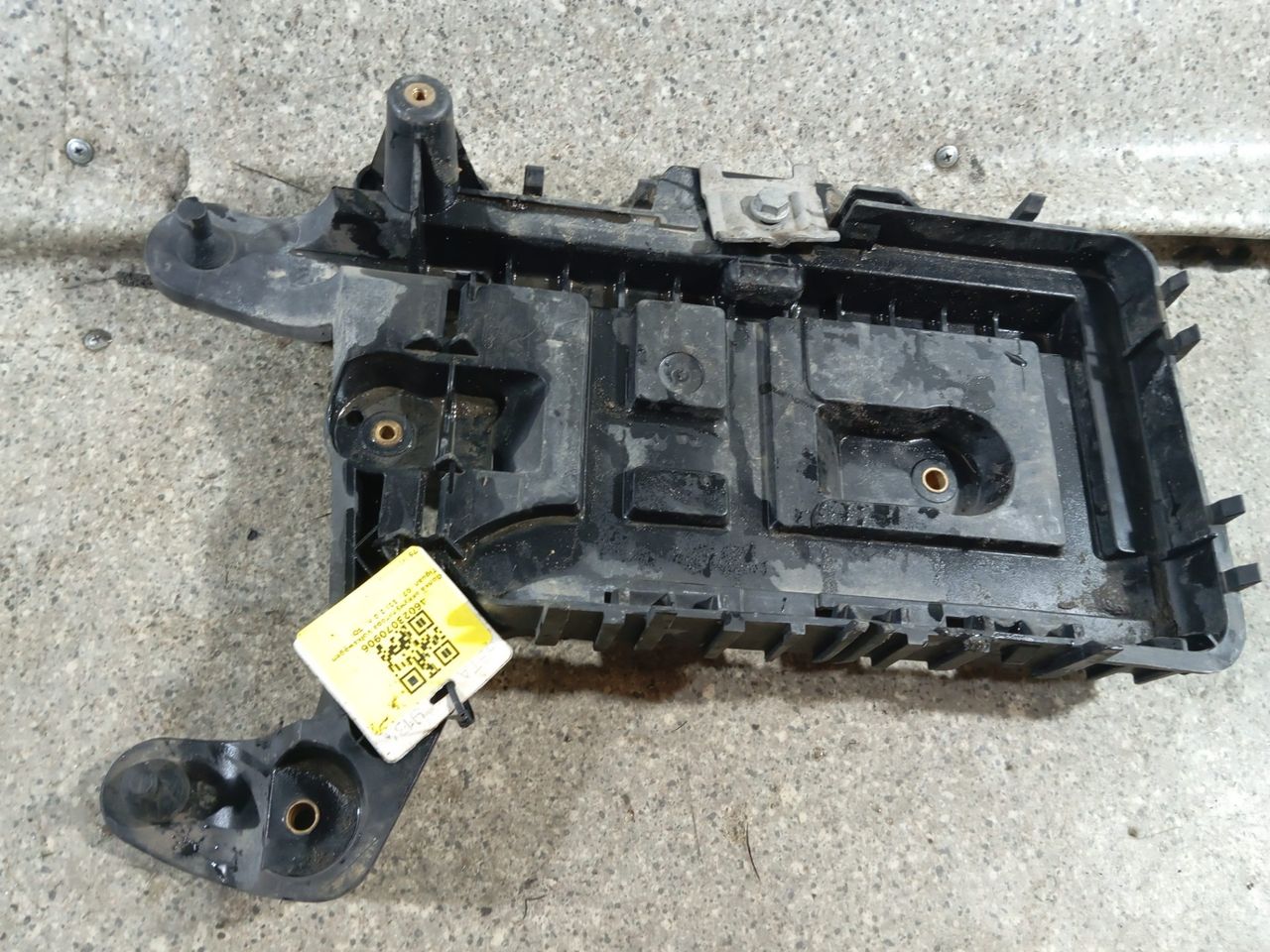 полка аккумулятора Volkswagen Tiguan 1 поколение (2007 - 2011), 2.0 л., TDi, 1K0915333H - фото №1