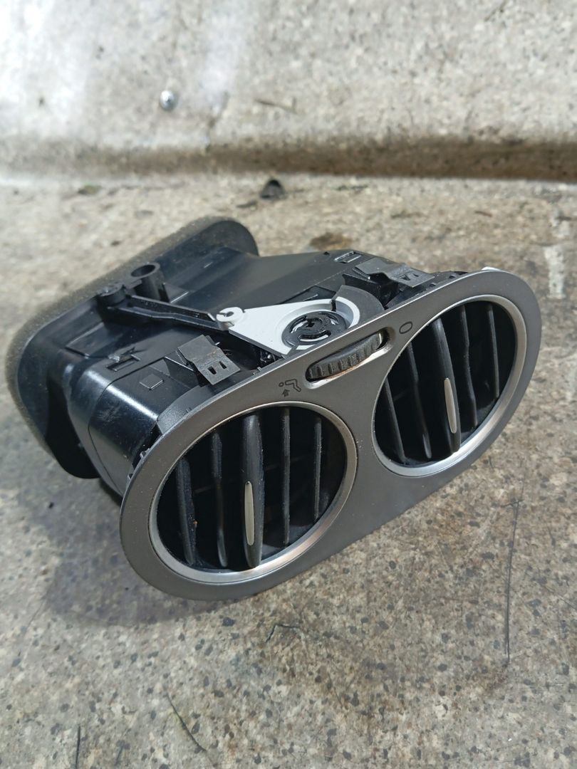 дефлектор обдува салона Volkswagen Tiguan 1 поколение (2007 - 2011), 5M0819703, 5M0819709, 5M0819759 - фото №1