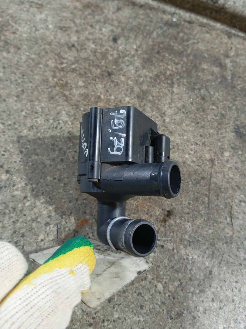 насос антифриза дополнительный Volkswagen Tiguan 1 поколение (2007 - 2011), 2.0 л., TDi, CBAB, дизель, АКПП, 5N0965561, 701713080 - фото №1