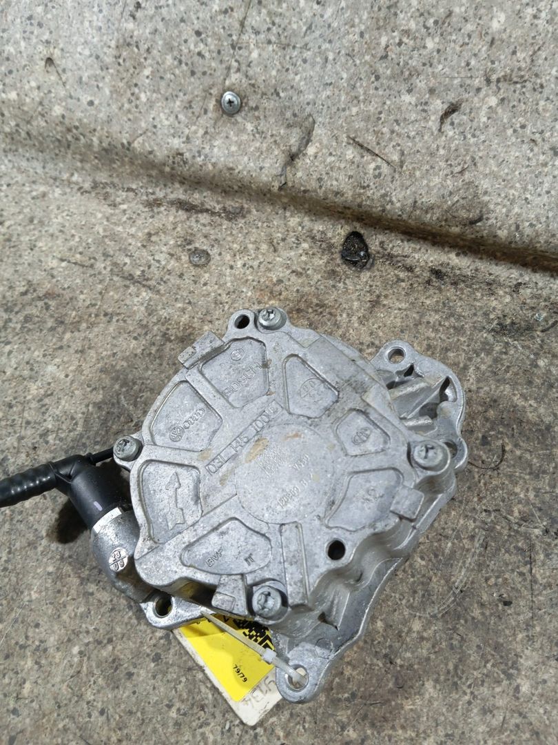 насос вакуумный Volkswagen Tiguan 1 поколение (2007 - 2011), 2.0 л., TDi, CBAB, дизель, АКПП, 03L145100F - фото №1