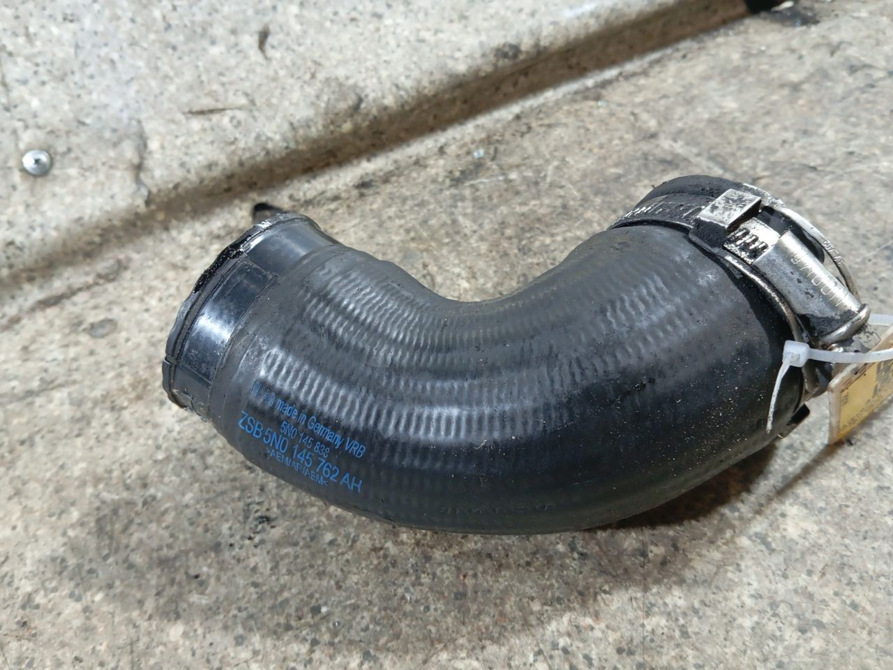 патрубок интеркулера Volkswagen Tiguan 1 поколение (2007 - 2011), 2.0 л., TDi, CBAB, дизель, АКПП, 5N0145762AH - фото №1