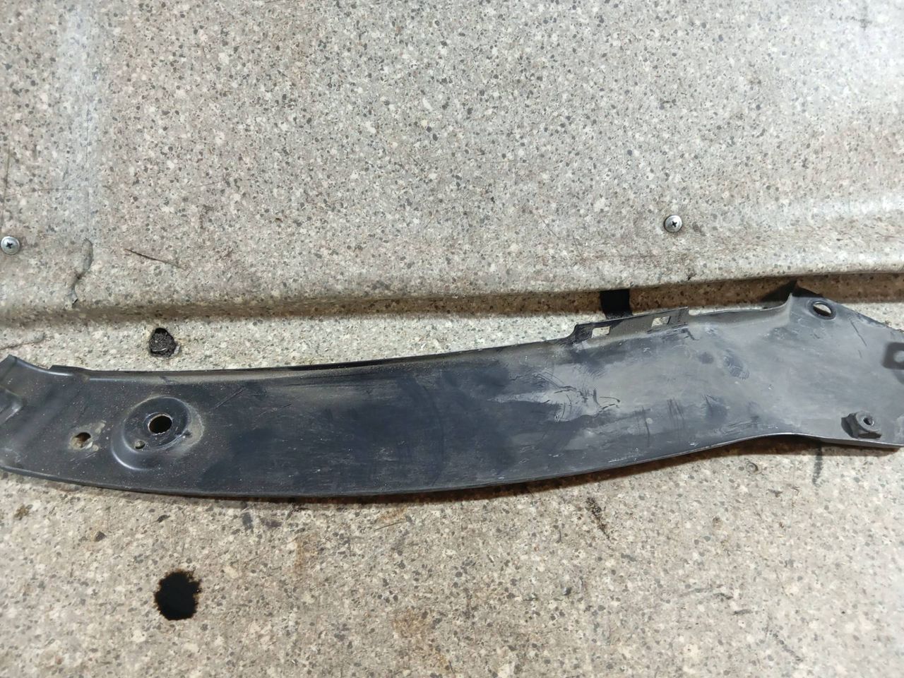 кронштейн передней панели (телевизора) Volkswagen Tiguan 1 поколение (2007 - 2011), 2.0 л., TDi, дизель, робот, полный привод, 5N0806930A - фото №1