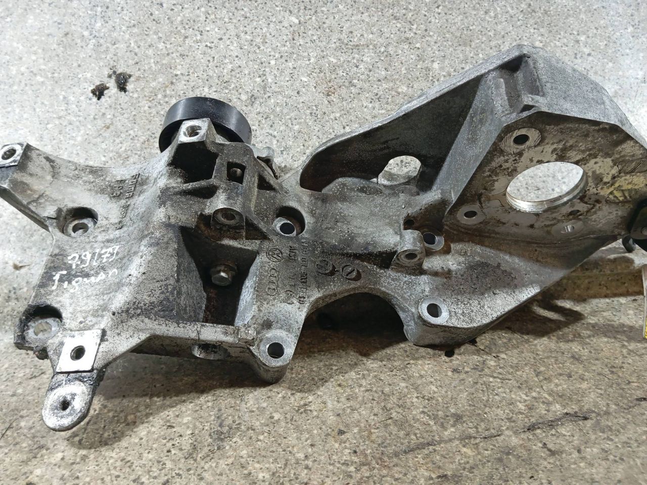 кронштейн ТНВД Volkswagen Tiguan 1 поколение (2007 - 2011), 2.0 л., TDi, CBAB, дизель, АКПП, 03L903143D - фото №1