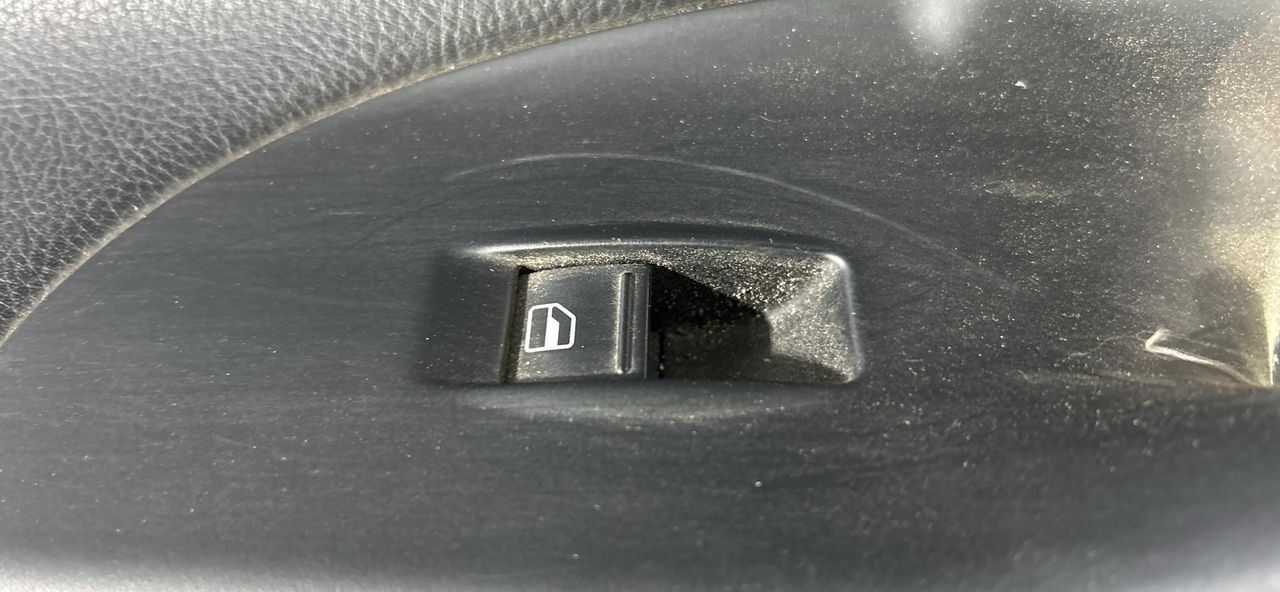 кнопка стеклоподъемника двери задней левой Volkswagen Passat B6 (2005 - 2010), седан - фото №1