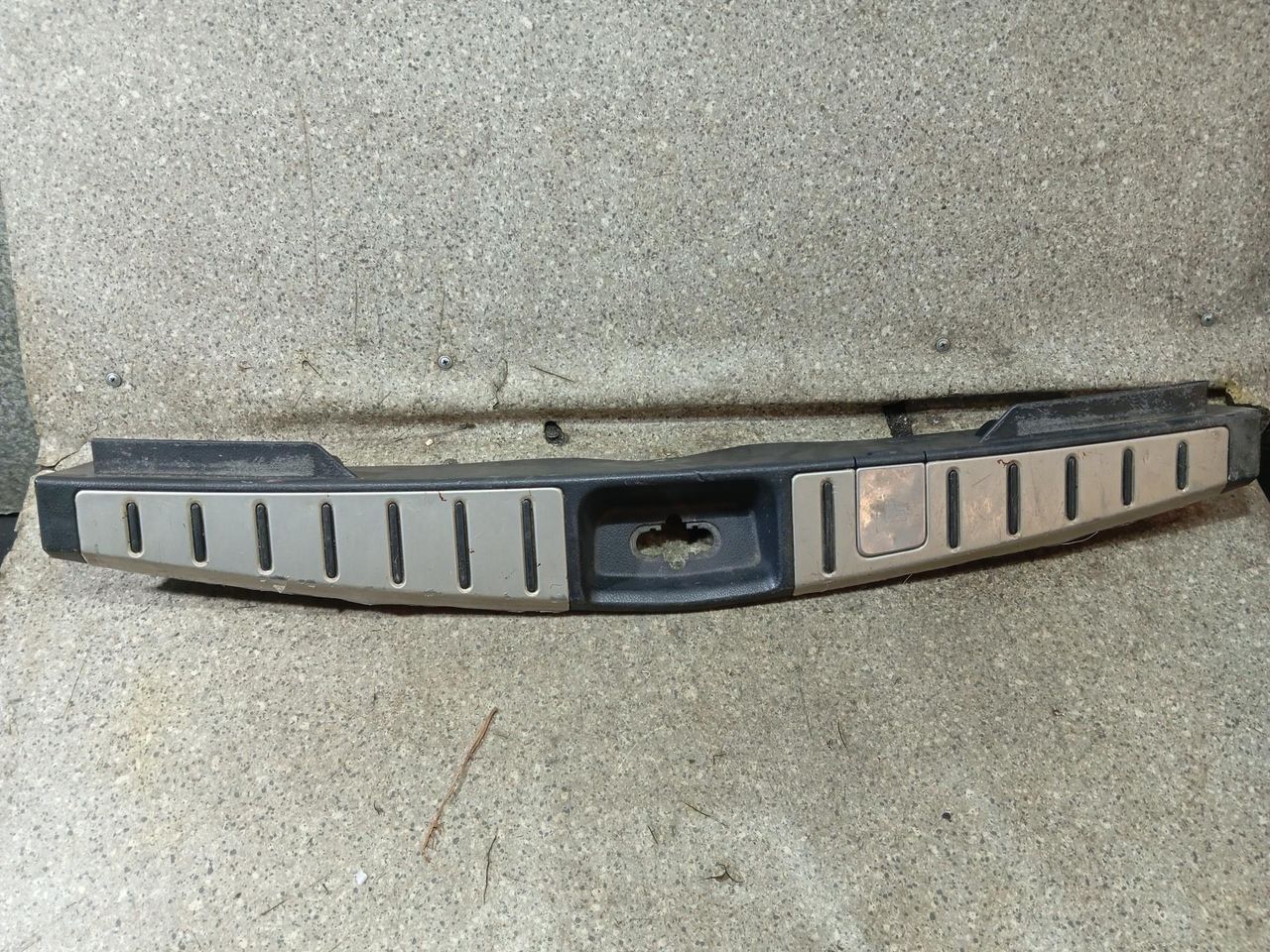 накладка внутренняя на заднюю панель кузова Nissan Murano Z50 (2002 - 2008), 84992-CA000 - фото №1
