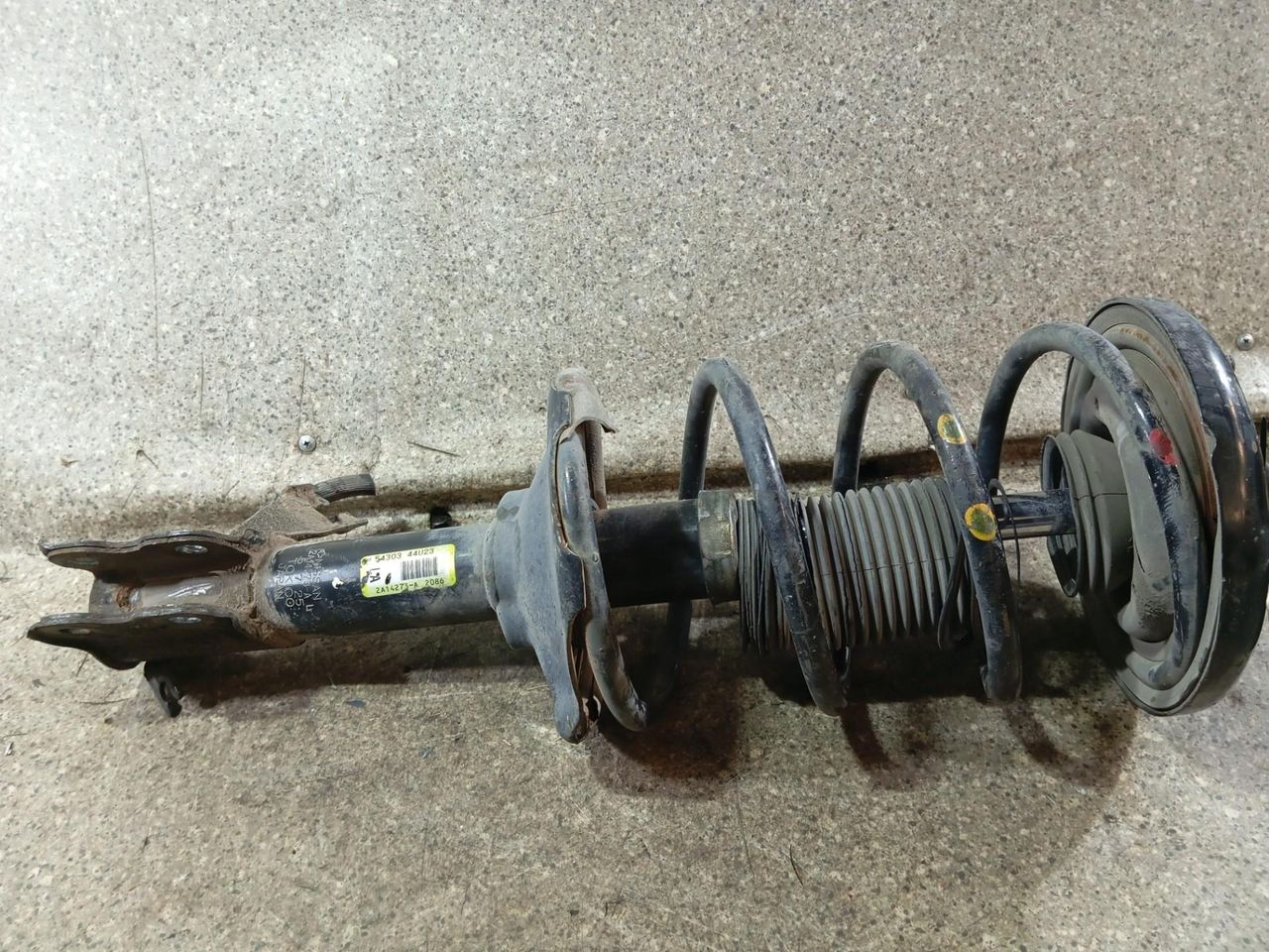 стойка передняя левая Nissan Maxima A32 (1995 - 2000), 54303-44U23 - фото №1