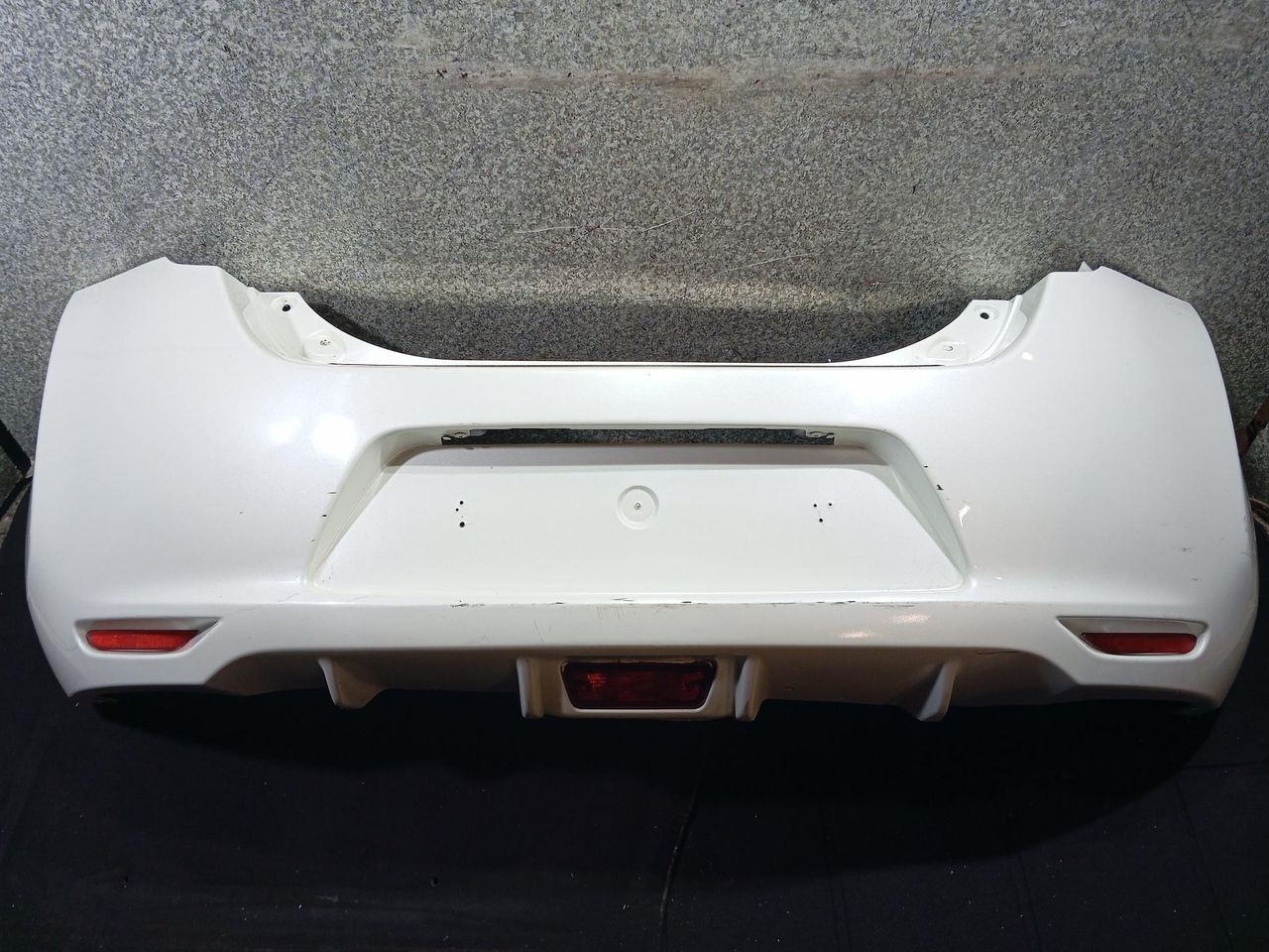 бампер задний Nissan Leaf 1 поколение (2009 - 2017), хетчбэк 5 дв. - фото №1