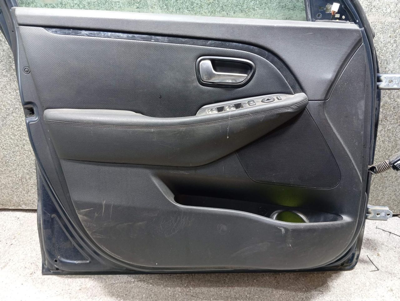 обшивка двери передняя левая Kia Carens 3 поколение (2013 - 2019), минивэн - фото №1