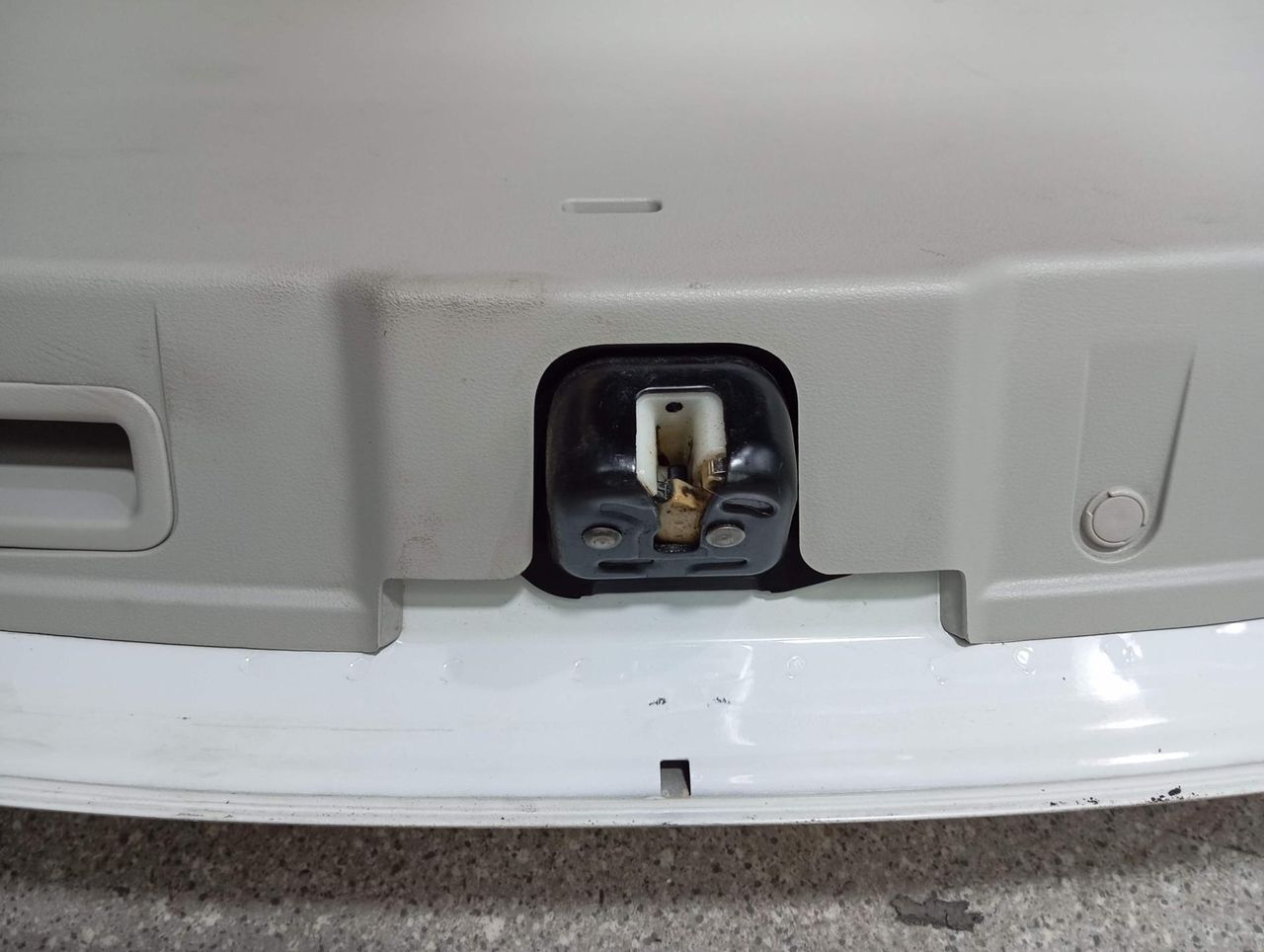 замок багажника Nissan Leaf 1 поколение (2009 - 2017), хетчбэк 5 дв. - фото №1