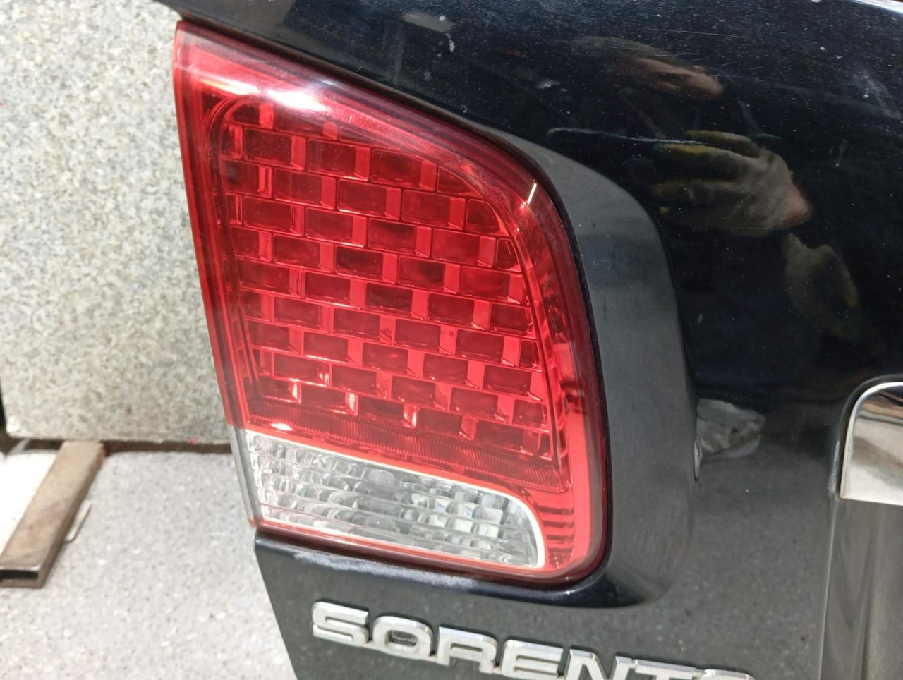 фонарь крышки багажника левый Kia Sorento 2 поколение (2009 - 2012) - фото №1