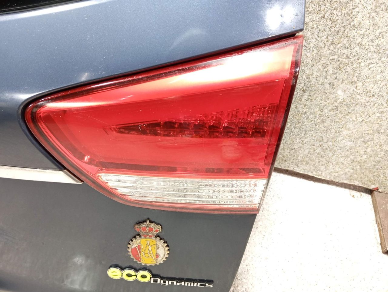 фонарь крышки багажника правый Kia Carens 3 поколение (2013 - 2019), минивэн - фото №1