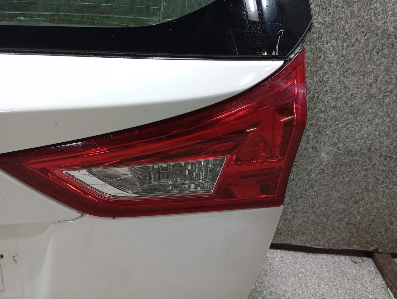 фонарь крышки багажника правый Toyota Auris 2 поколение (2012 - 2015), универсал - фото №1
