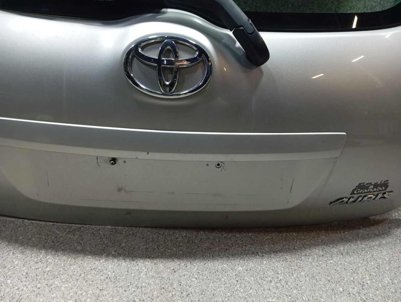 накладка подсветки номера Toyota Auris 1 поколение (2006 - 2009) - фото №1