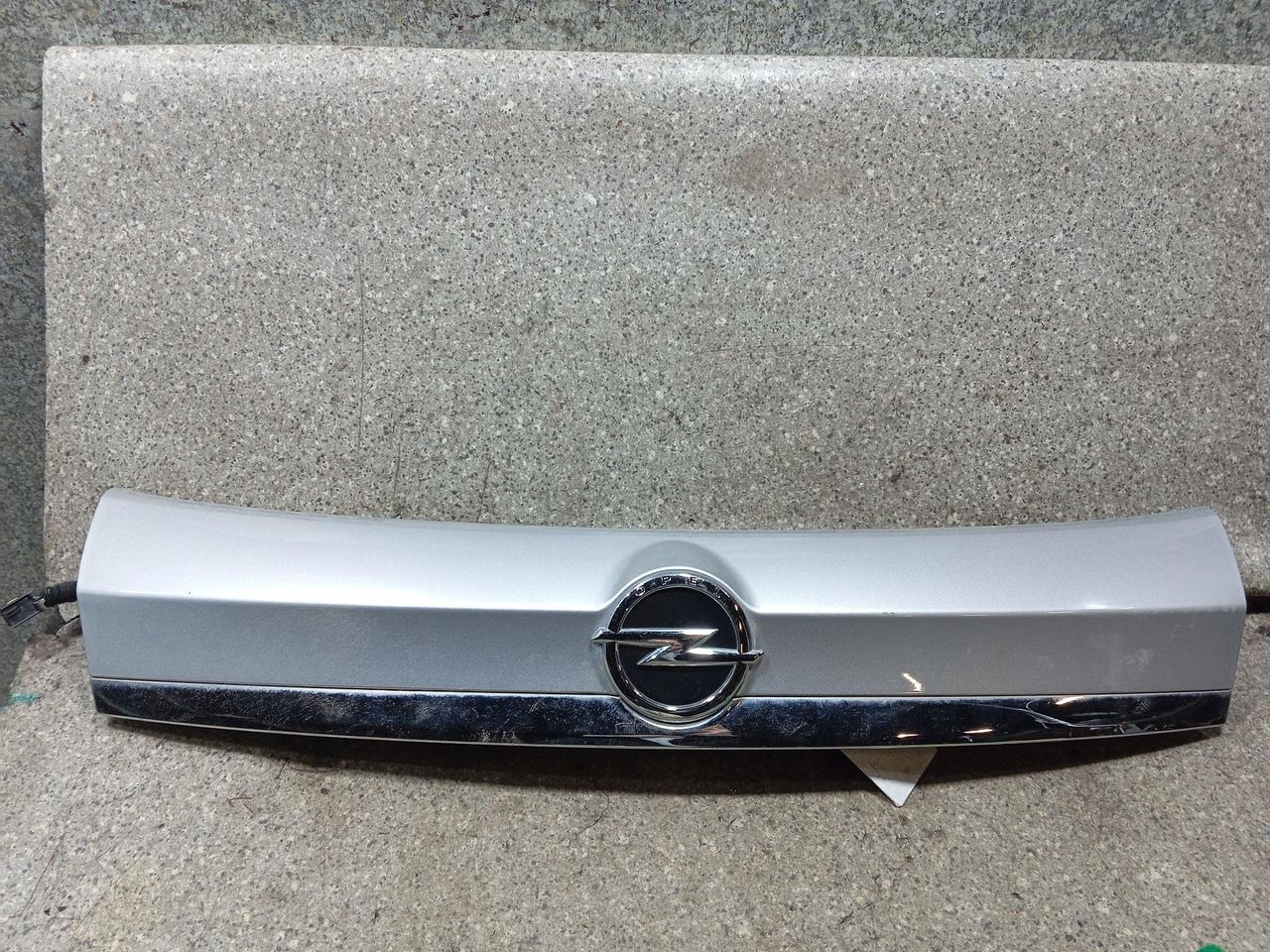 накладка подсветки номера Opel Mokka 1 поколение (2012 - 2015) - фото №1