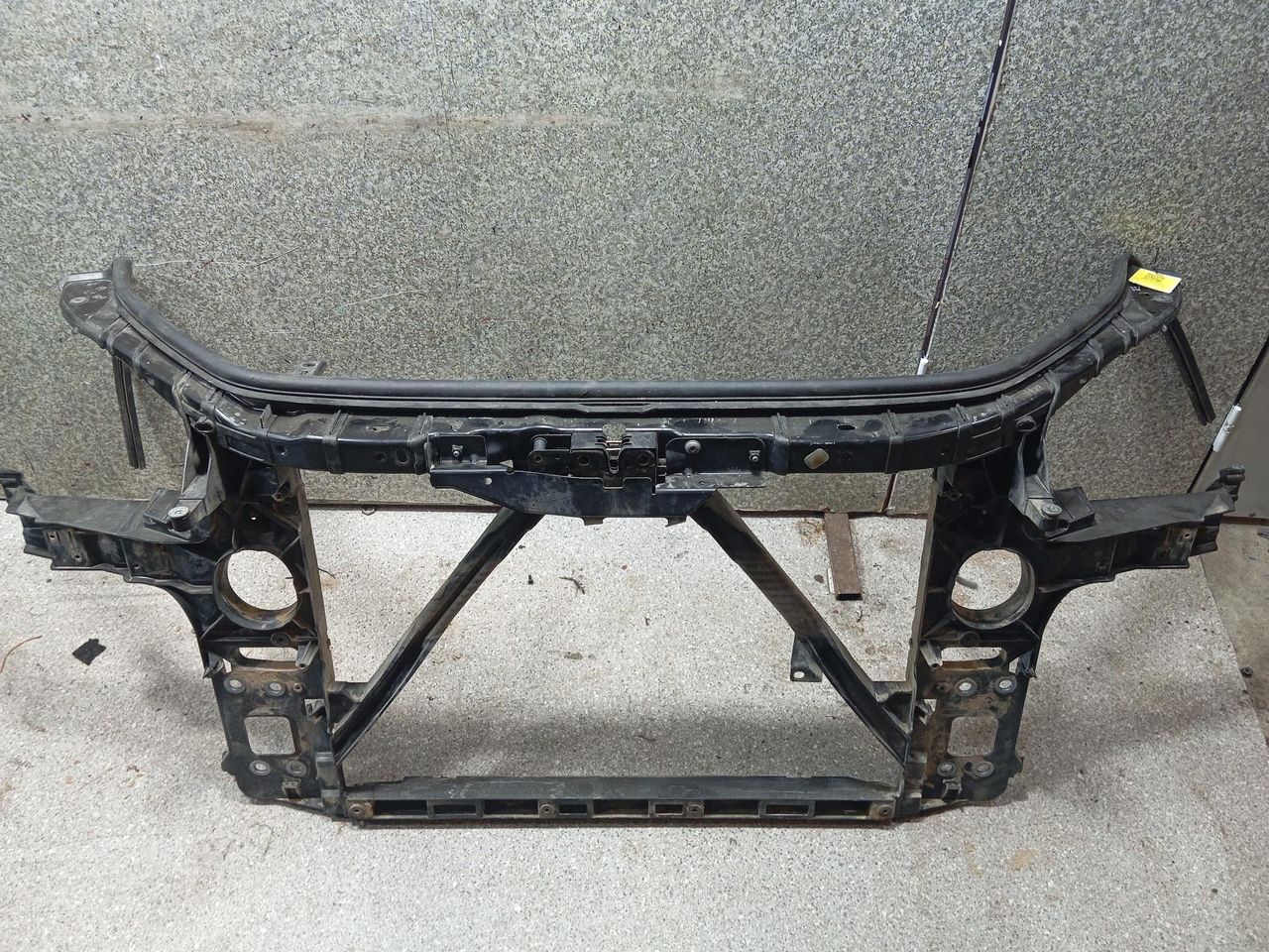 передняя панель крепления облицовки (телевизор) Audi Q7 4L (2005 - 2009), 3.0 л., дизель - фото №1
