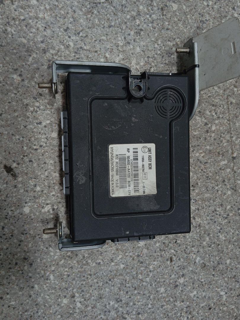 Блок управления BCM (Body Control Module) Kia Carens 3 поколение (2013 - 2019), 1.7 л., CRDi, дизель, 95400-A4720 - фото №1