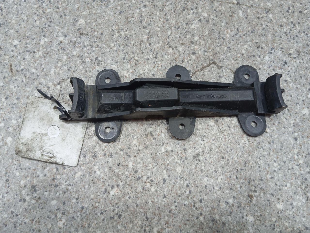 Крепление бампера переднего Audi 100 4A/C4 (1990 - 1994), 893807253, 4A0807253 - фото №1