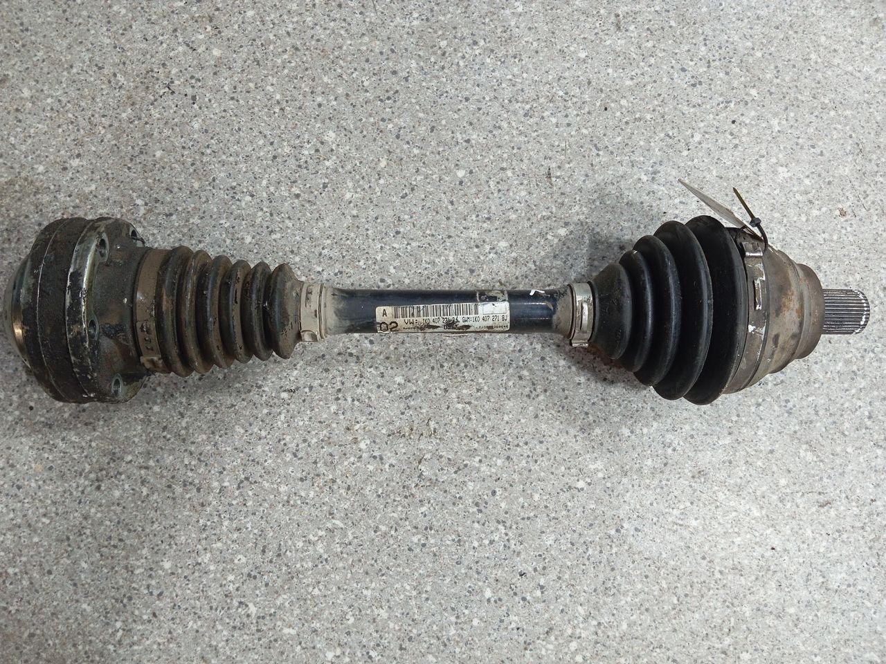 полуось передняя левая (приводной вал, ШРУС) Volkswagen Passat B6 (2005 - 2010), 2.0 л., TDi, 6МКПП - фото №1