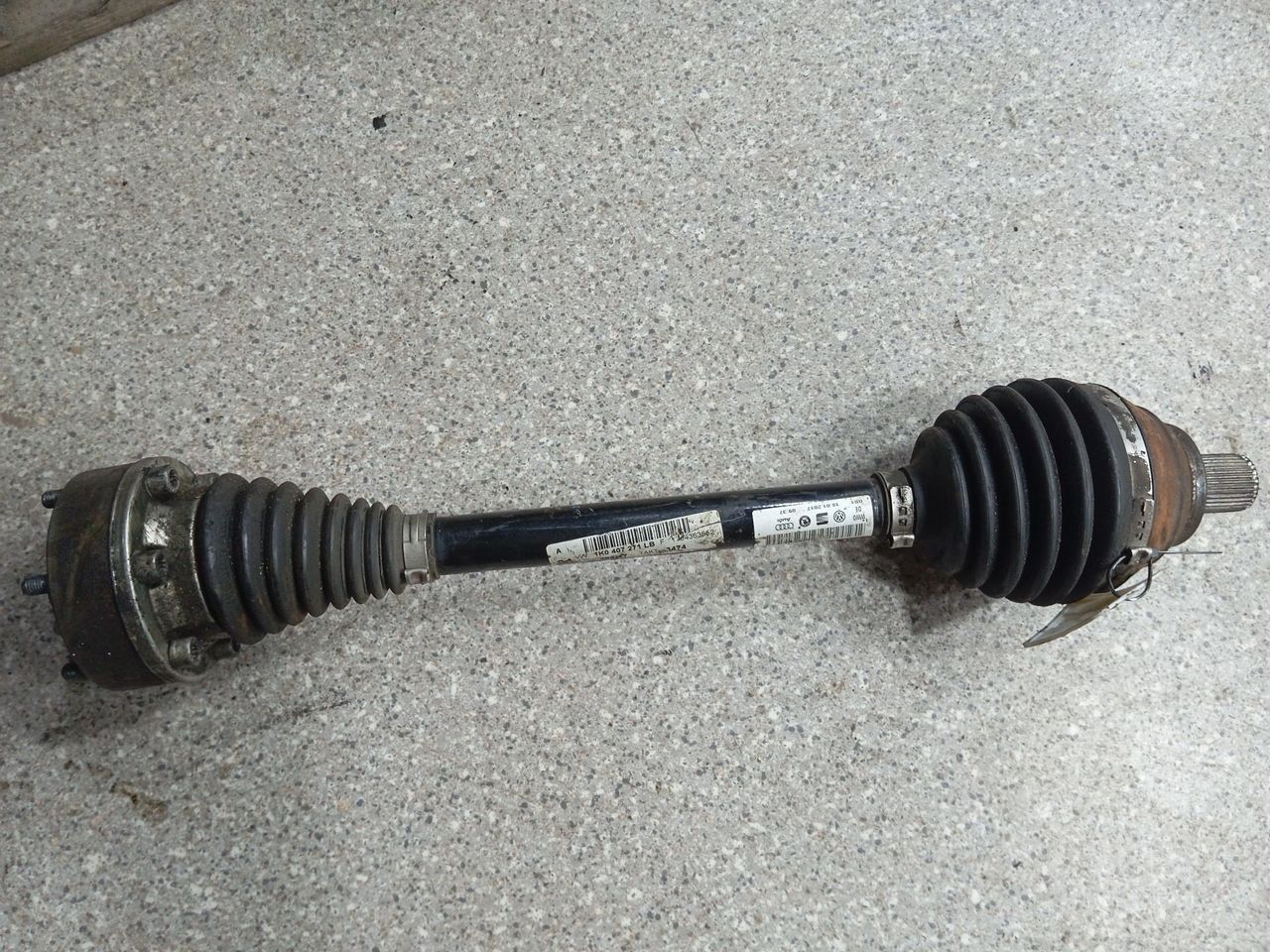 полуось передняя левая (приводной вал, ШРУС) Volkswagen Golf 7 поколение (2012 - 2017), 1.6 л., дизель, универсал, 1K0407271LB - фото №1