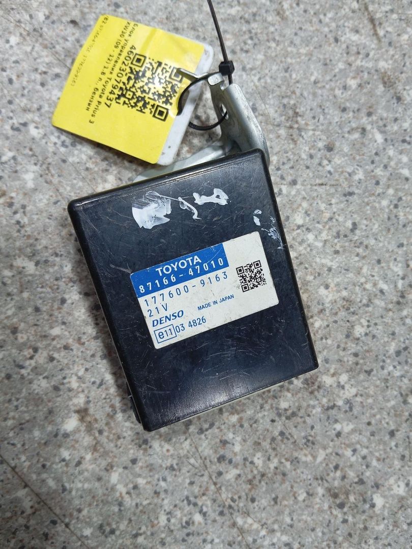 блок управления (другие) Toyota Prius 3 поколение (2009 - 2011), 1.8 л., бензин, 87166-47010, 177600-9163 - фото №1
